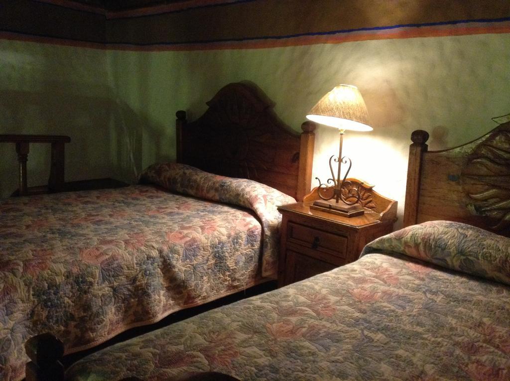 Hotel Los Escudos Pátzcuaro Chambre photo